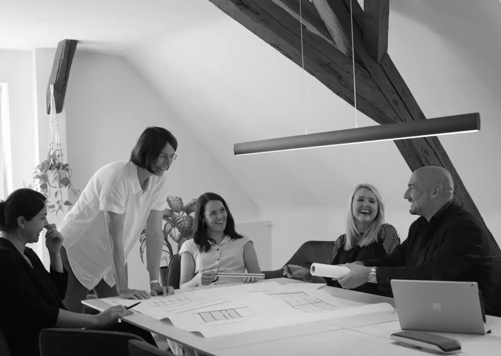 Team von THIERMANN ARCHITEKTEN im Gespräch am Besprechungstisch