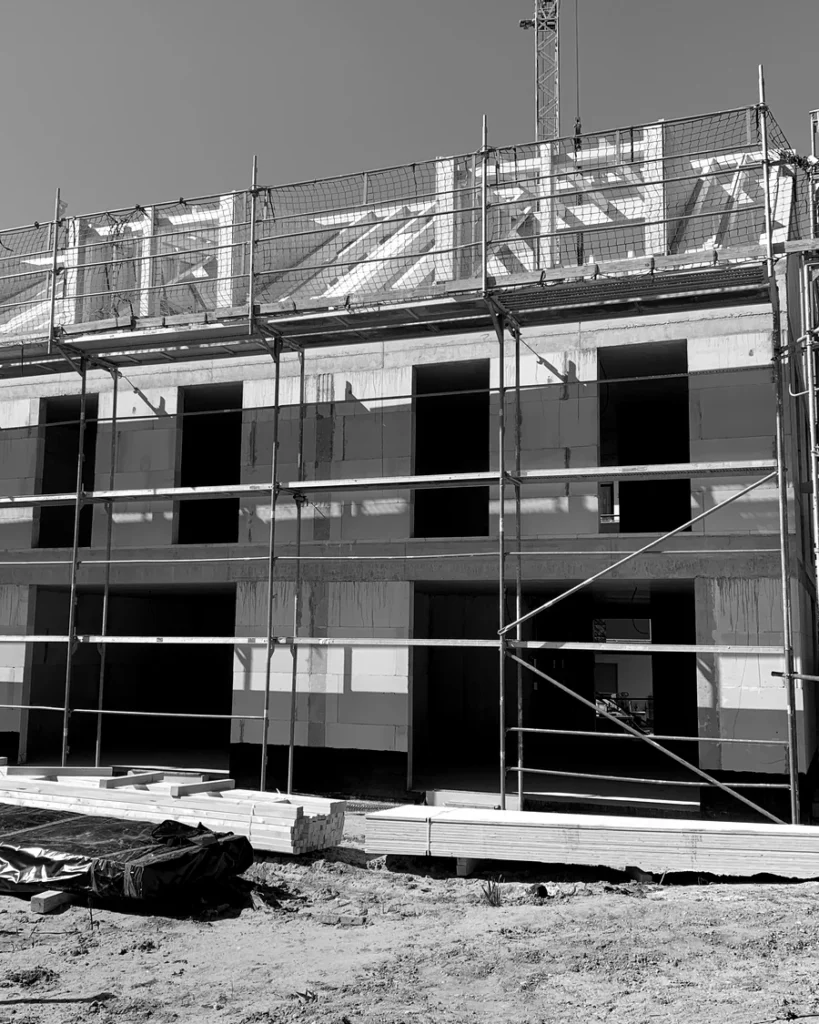 Rohbau eines Mehrfamilienhauses mit Geruest, Schwarz-Weiss-Aufnahme