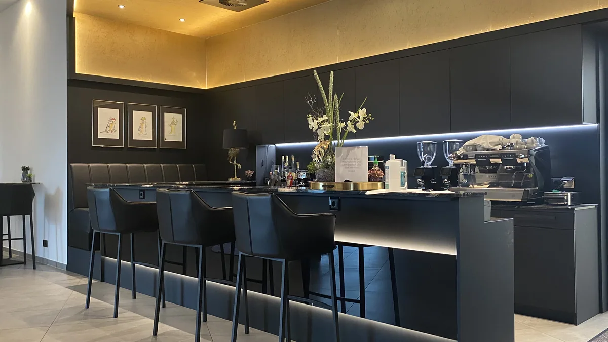 Bartresen mit Barhockern und indirekter Beleuchtung im neuen Business-Restaurant