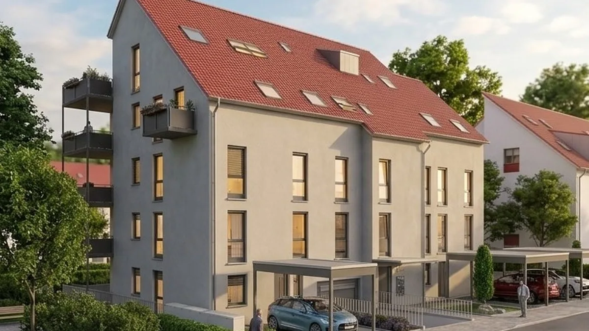 Straßenansicht des neuen Mehrfamilienhauses mit Satteldach, Gauben und Carports