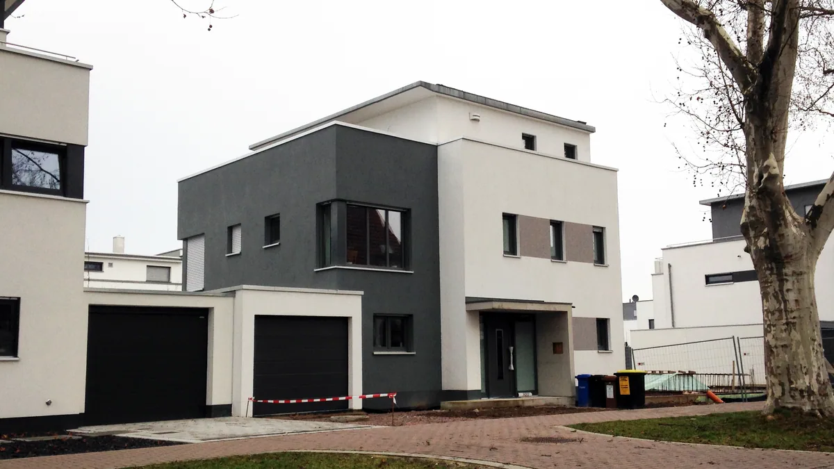 Neubau eines Einfamilienhauses mit weißer und anthrazitfarbener Fassade und Doppelgarage