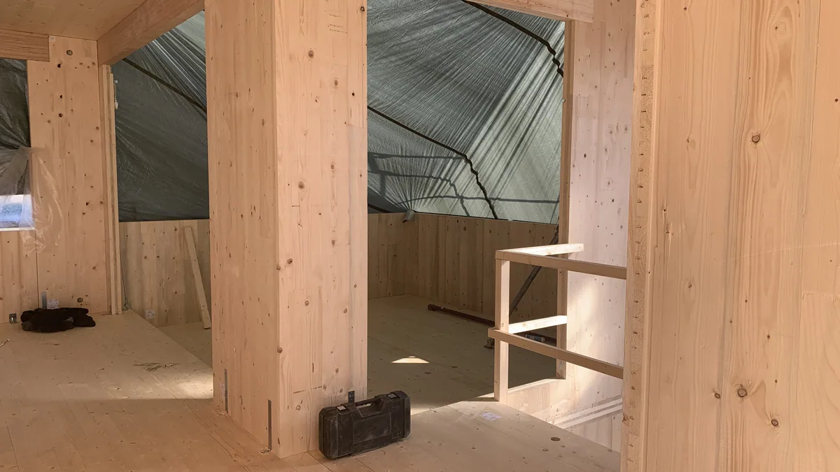 Rohbau in Holz-Massivbauweise, sichtbare Brettsperrholzwände und Deckenbalken