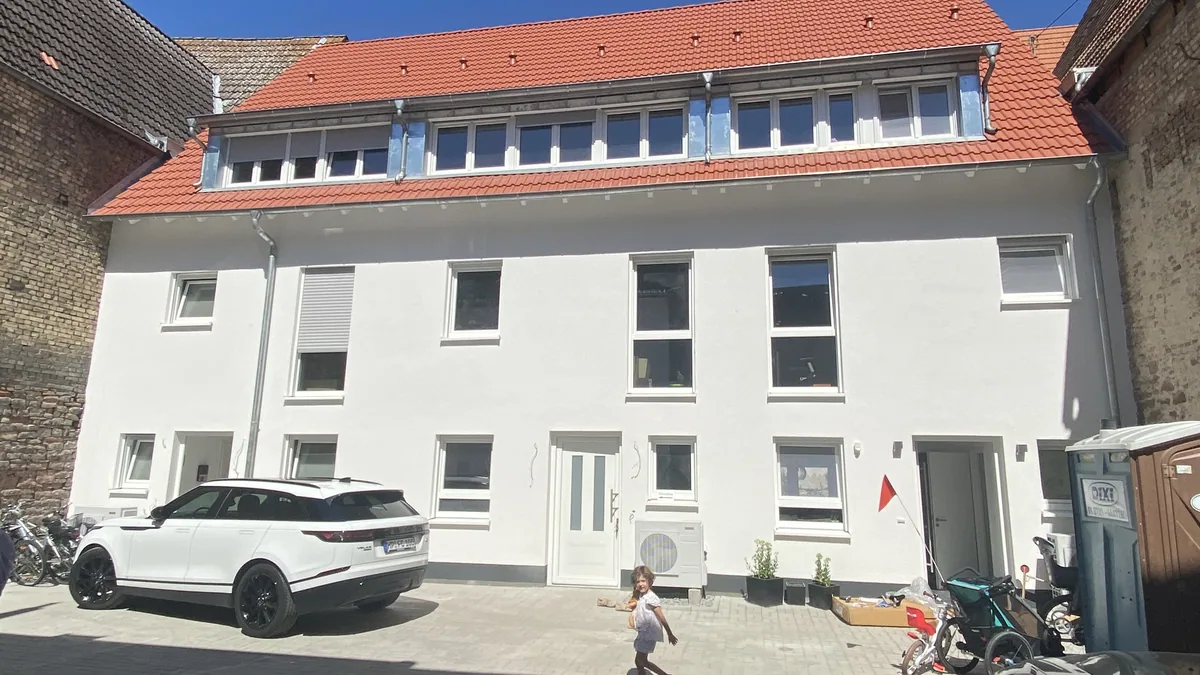Neu gebaute Reihenhauszeile im ensemblegeschützten Bereich, Straßenansicht