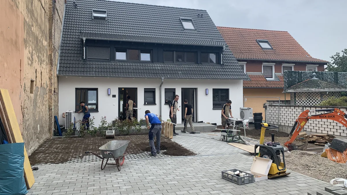 Reihenhäuser in einer Baulücke kurz vor der Fertigstellung, Außenanlagen im Bau